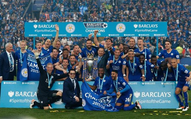 Jugadores, técnicos, directivos y el propietario del Leicester, celebrando el título en el terreno de juego Jugadores, técnicos, directivos y el propietario del Leicester, celebrando el título en el terreno de juego