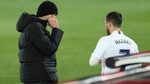 Zidane le da indicaciones a Hazard antes de salir al campo Zidane le da indicaciones a Hazard antes de salir al campo