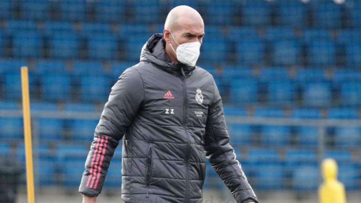 Zidane dirigiendo el entrenamiento