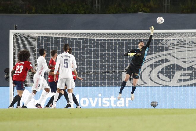 Sergio Herrera, portero del Osasuna, en una intervención en el encuentro liguero ante el Real Madrid Sergio Herrera, portero del Osasuna, en una intervención en el encuentro liguero ante el Real Madrid