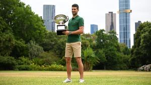 Djokovic posa con su décimo Open de Australia