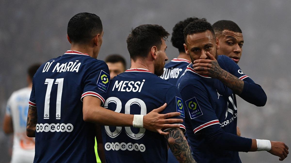 Neymar charlando con sus compañeros tras un gol