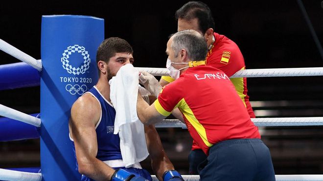 El español Gazi Jalidov recibe asistencia médica durante su combate ante el ruso Khataev El español Gazi Jalidov recibe asistencia médica durante su combate ante el ruso Khataev