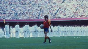 Víctor Puente, gran protagonista de la ceremonia del Camp Nou, con el balón que escondía una paloma