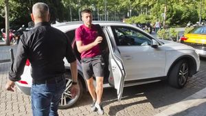 Clément Lenglet llega al Hospital de Barcelona para pasar la revisión médica Clément Lenglet llega al Hospital de Barcelona para pasar la revisión médica