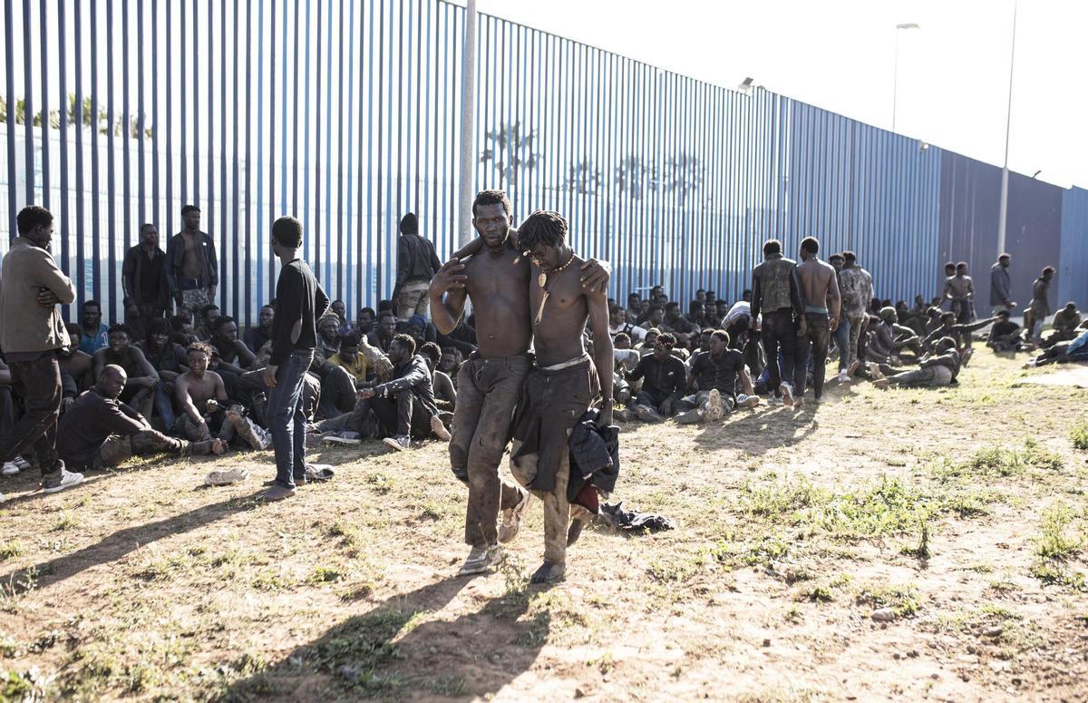 Decenas de inmigrantes entran en Melilla tras un salto masivo a la valla