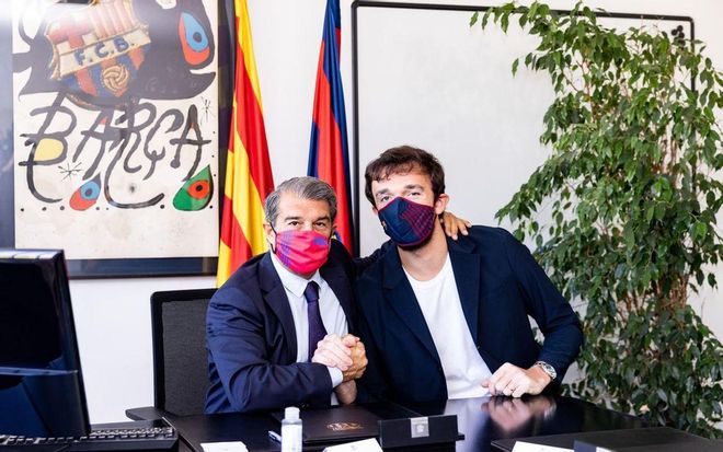 Laporta dio una cálida bienvenida a Sertac Sanli en la firma del contrato Laporta dio una cálida bienvenida a Sertac Sanli en la firma del contrato