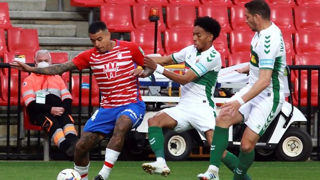 Kenedy junto a Mojica en una acción del partido. Kenedy junto a Mojica en una acción del partido.