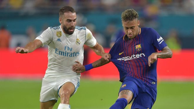 Neymar y Carvajal, pugnando por un balón Neymar y Carvajal, pugnando por un balón