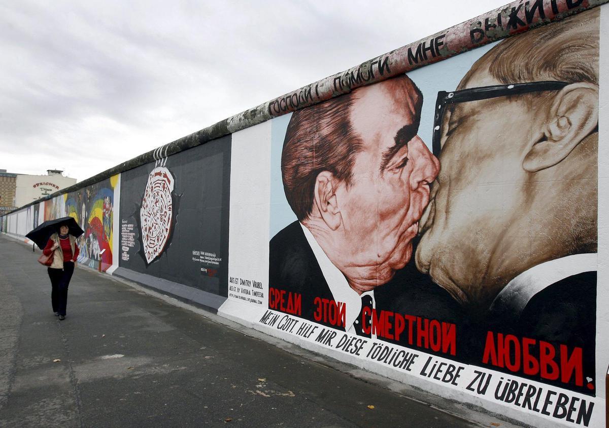 Imagen del mural del beso de Honecker y Brézhnev en el murto de Berlín.