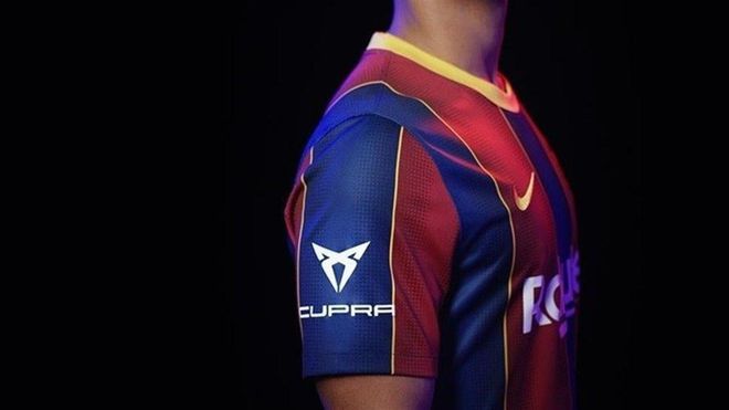 La camiseta del FC Barcelona con el nombre de Cupra en una manga La camiseta del FC Barcelona con el nombre de Cupra en una manga