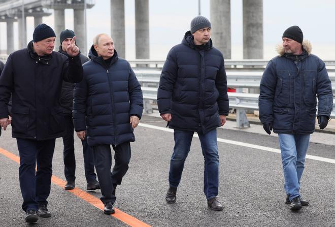 Putin inspecciona personalmente el puente de Crimea dañado durante la guerra en Ucrania