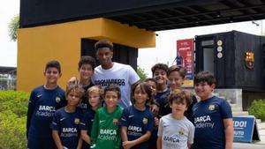 Alejandro Balde de visita en la Barça Academy | @alejandrobalde