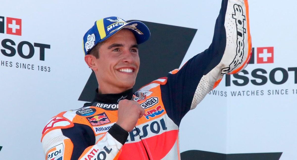 Márquez celebra su segundo puesto en el GP de Aragón Márquez celebra su segundo puesto en el GP de Aragón