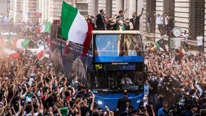 El autobús de los campeones por las calles de Roma