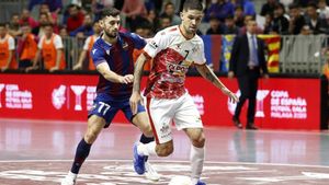 Felipe Valerio conduce la pelota ante la presión de Rubi Lemos Felipe Valerio conduce la pelota ante la presión de Rubi Lemos