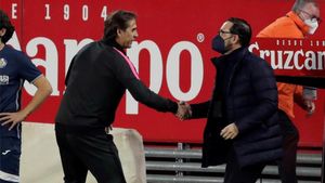 Lopetegui saluda a Bordalás al empezar el encuentro entre Sevilla y Getafe Lopetegui saluda a Bordalás al empezar el encuentro entre Sevilla y Getafe