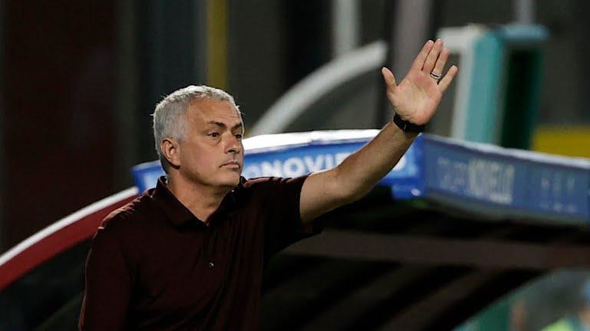 Mourinho, dando instrucciones a sus jugadores en el Stadio Arechi Mourinho, dando instrucciones a sus jugadores en el Stadio Arechi
