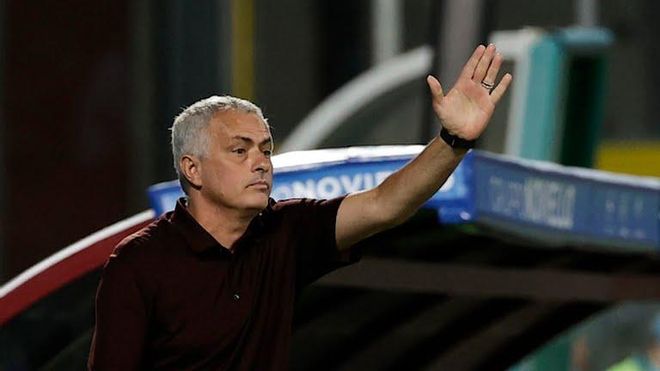 Mourinho, dando instrucciones a sus jugadores en el Stadio Arechi Mourinho, dando instrucciones a sus jugadores en el Stadio Arechi