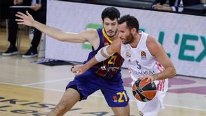 Abrines defiende a Rudy, en uno de los duelos de esta temporada Abrines defiende a Rudy, en uno de los duelos de esta temporada