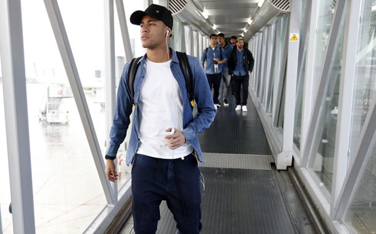 Neymar apareció en el aeropuerto con rostro serio y mirada perdida