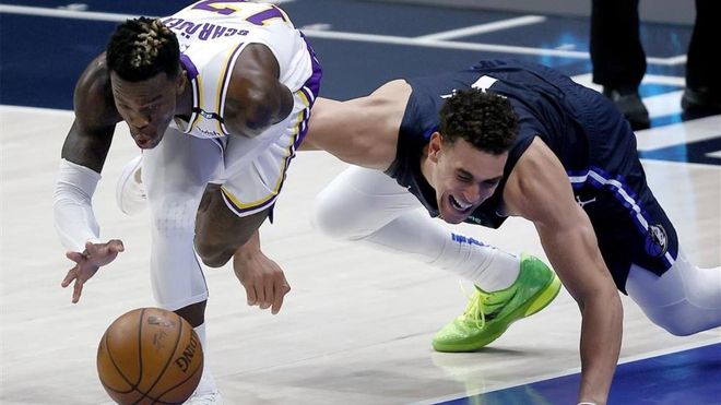 Dennis Schroder lucha un balón para los Lakers Dennis Schroder lucha un balón para los Lakers