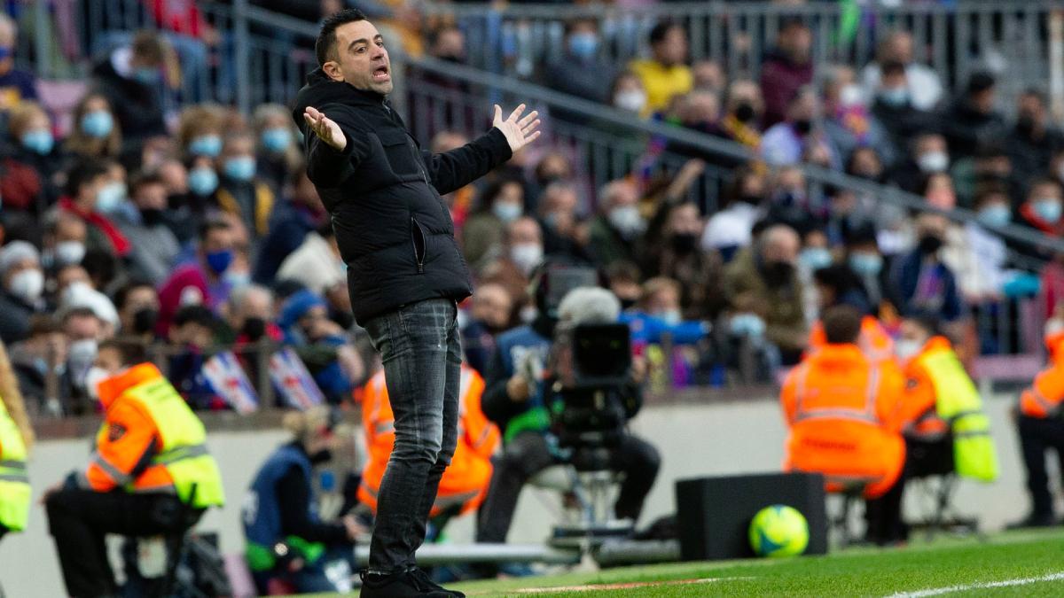Xavi se desesperó dando instrucciones en la derrota del FC Barcelona ante el Betis