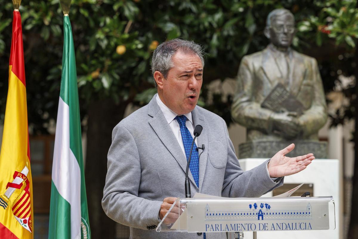El socialista Juan Espadas comparece en el Parlamento ante el busto de Blas Infante, padre de la patria andaluza, tras proponer una revisión del Estatuto.