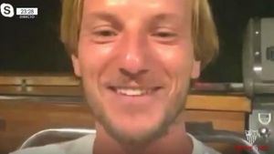 ¡Rakitic se tira vestido a la piscina para celebrar la Europa League del Sevilla! ¡Rakitic se tira vestido a la piscina para celebrar la Europa League del Sevilla!