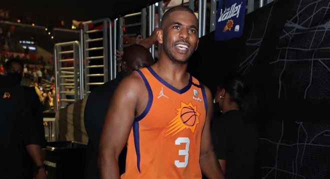 Chris Paul se retira sonriente después del triunfo de los Suns. Chris Paul se retira sonriente después del triunfo de los Suns.