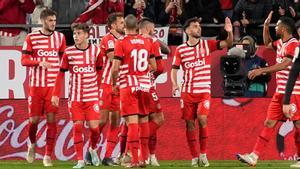 Los jugadores del Girona celebran tras marcar ante el Athletic