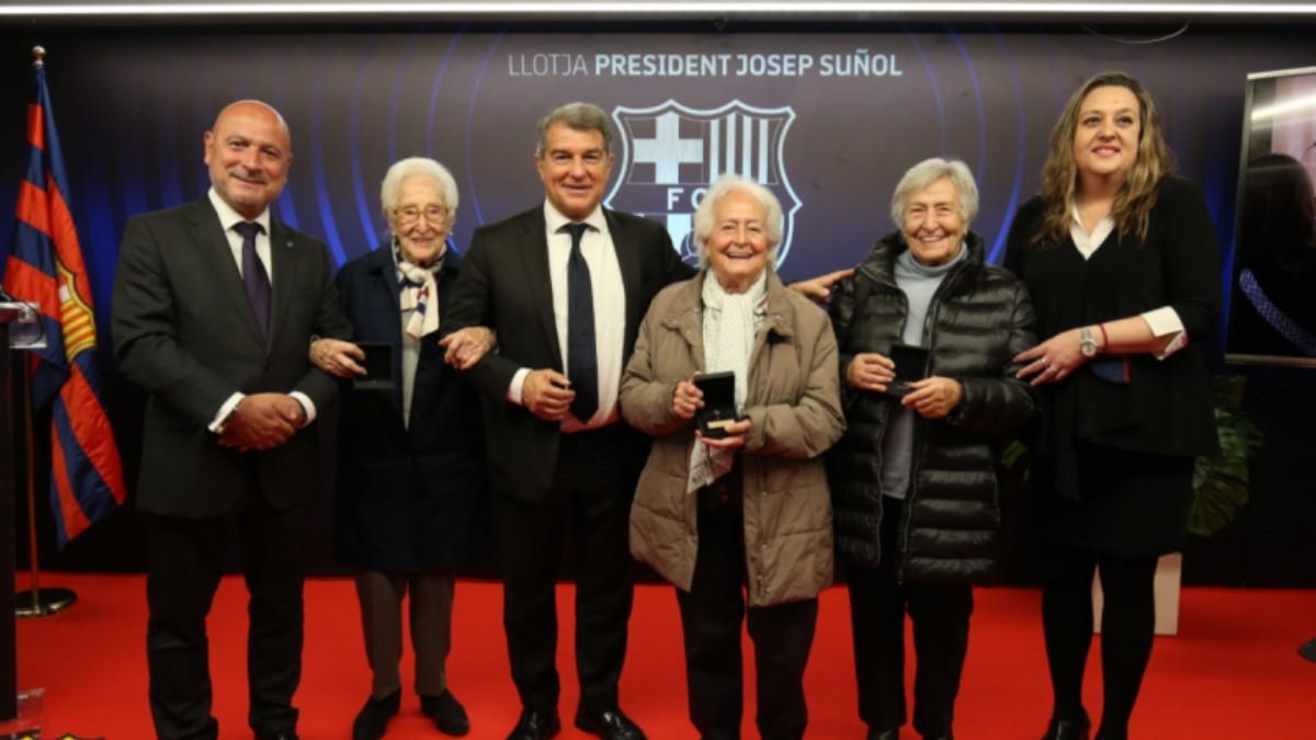El Barça entregó insignias a los socios que cumplen 75 años de vinculación
