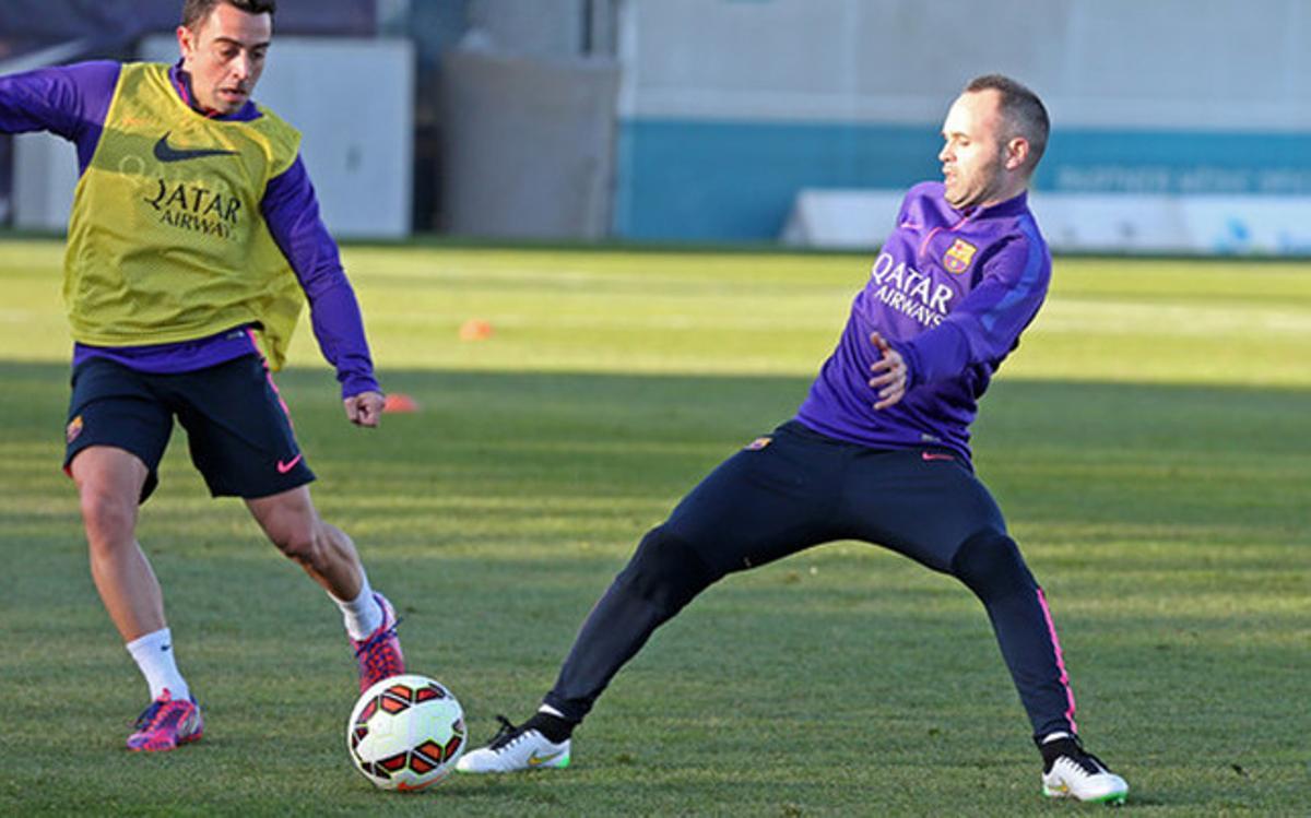 Xavi e Iniesta en un momento del entrenamiento de este viernes en la Ciutat Esportiva