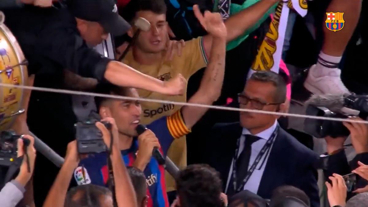 ¡Busquets coge el micro de la grada para liderar los canticos!