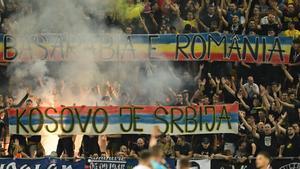 El Rumanía-Kosovo se calentó desde la grada