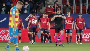 Resumen, goles y highlights del Osasuna 3 - 1 Levante de la jornada 29 de LaLiga Santander