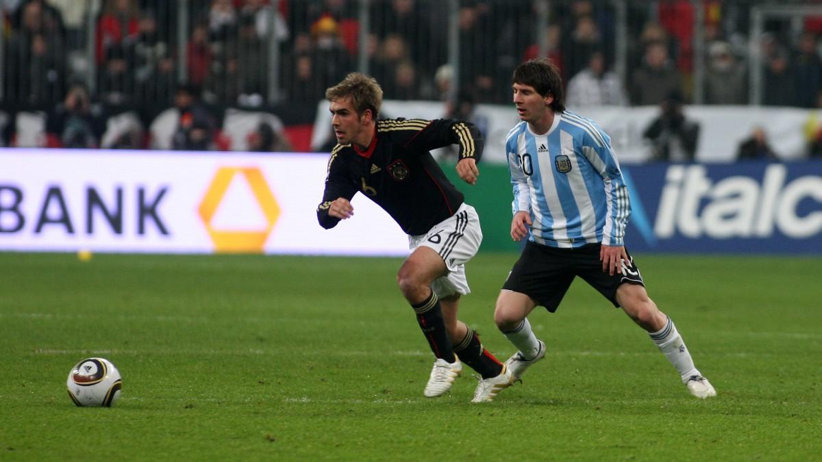 Philipp Lahm y Leo Messi en un partido entre Alemania y Argentina (2010)