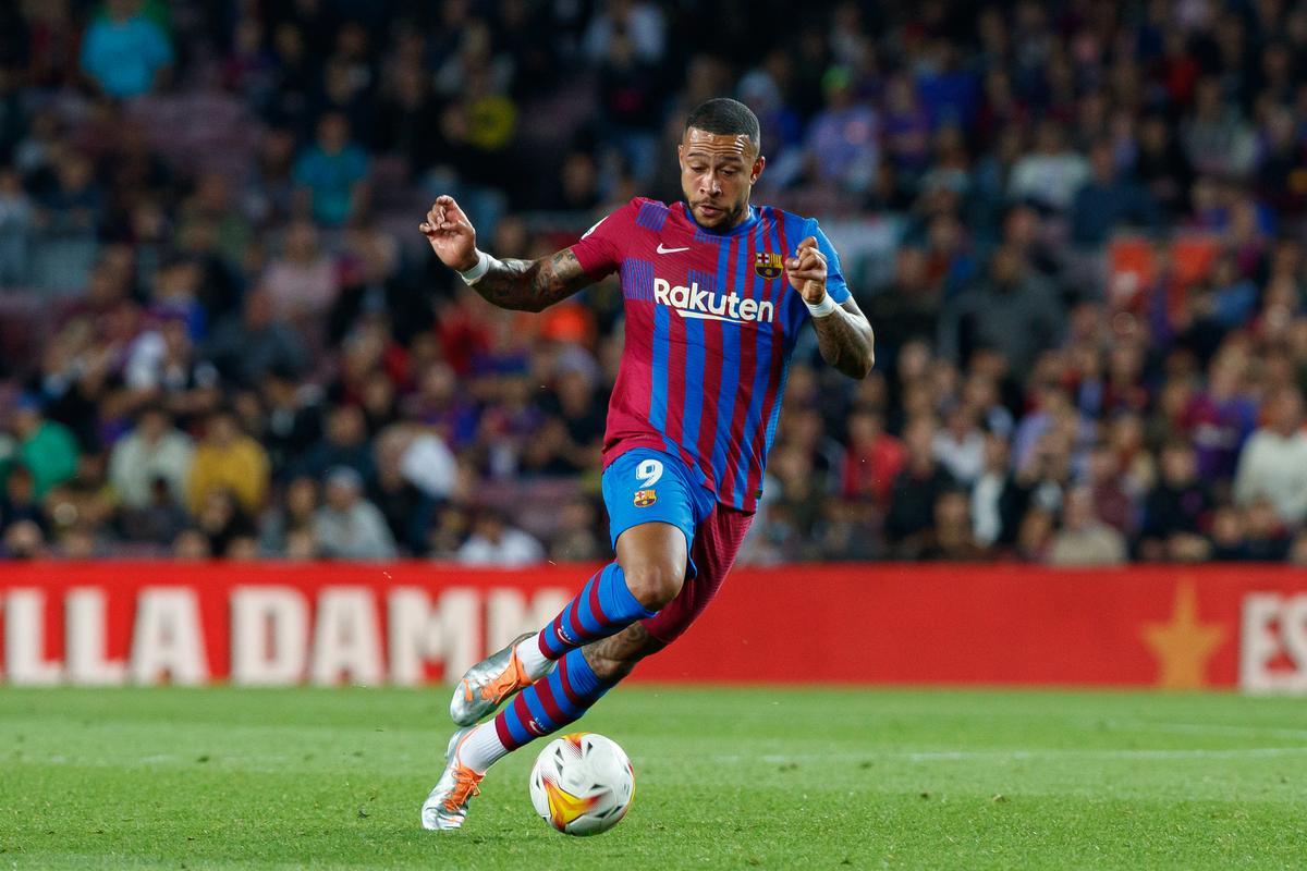 El Barça está atento a las propuestas que puedan llegar por Memphis Depay. El delantero neerlandés acaba contrato en 2023, y el overbooking en ataque podría precipitar su salida