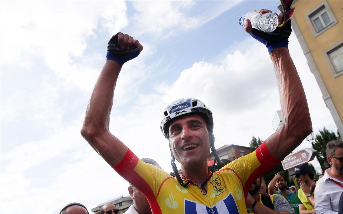 Raúl Alarcón, celebrando su triunfo en la Vuelta a Portugal de 2018