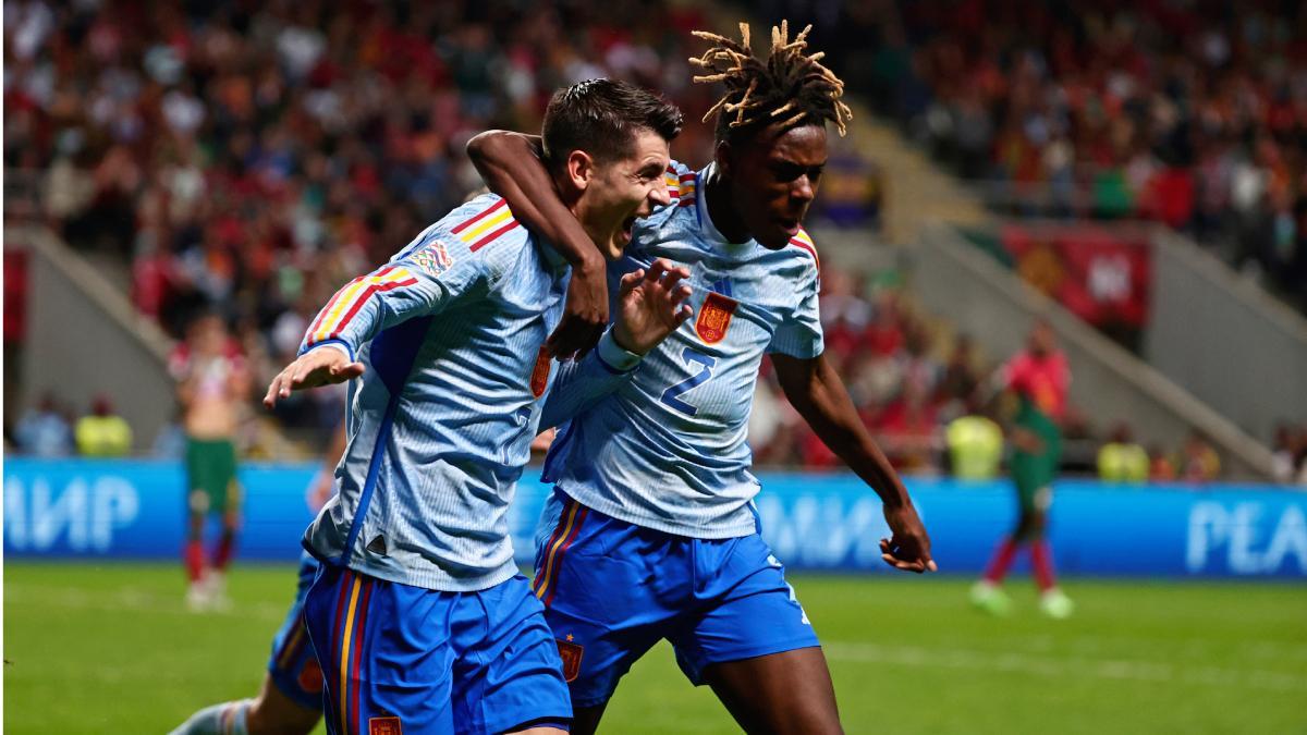 Álvaro Morata y Nico Williams celebran el gol en Portugal que clasificó a España para la final four de la UEFA Nations League 2023