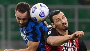 De Vrij e Ibrahimovic pugnan por el balón. De Vrij e Ibrahimovic pugnan por el balón.