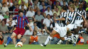 Messi volvió loca a toda la defensa de la Juventus en 2005