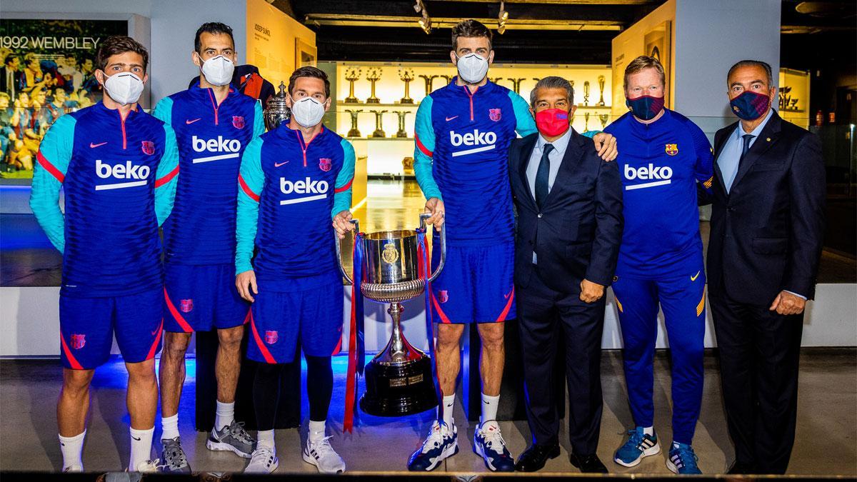 Sergi Roberto, Busquets, Messi, Piqué y Laporta posan con la Copa del Rey