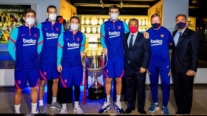 Sergi Roberto, Busquets, Messi, Piqué y Laporta posan con la Copa del Rey Sergi Roberto, Busquets, Messi, Piqué y Laporta posan con la Copa del Rey