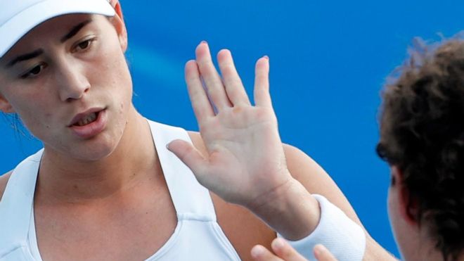El dúo Muguruza-Suárez logra un trabajado triunfo ante Mertens-van Uytvanck El dúo Muguruza-Suárez logra un trabajado triunfo ante Mertens-van Uytvanck