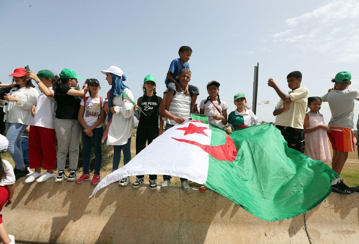 Ciudadanos de Argelia celebran sus 60 años de independencia.