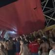 Momento en que una de las estructuras metálicas del Medusa Sunbeach Festival de Cullera cae sobre los espectadores.