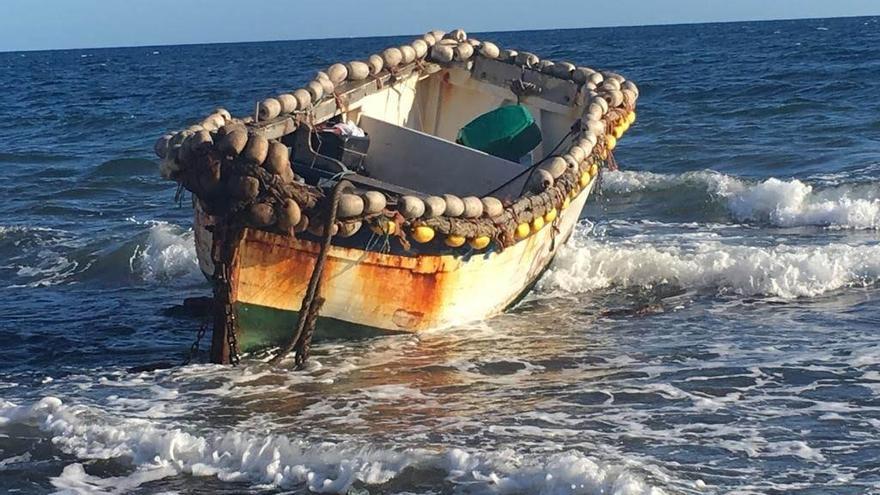 Rescatan a cinco inmigrantes en un bote de juguete en el Estrecho