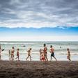 Beneficios y riesgos de correr en la playa: ¿es recomendable?
