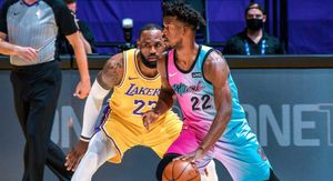LeBron James defiende una acción de Jimmy Butler. LeBron James defiende una acción de Jimmy Butler.